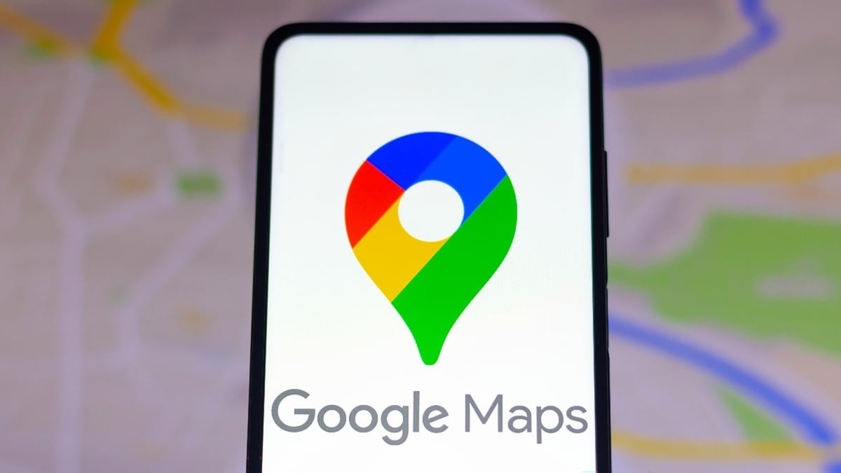 Un smartphone affichant les réglages de confidentialité et de localisation de Google Maps.