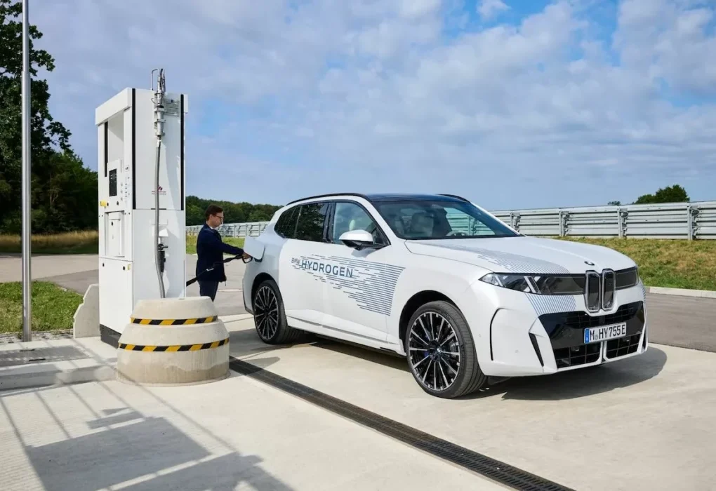 Un prototype du SUV BMW à hydrogène présenté durant son programme de développement.