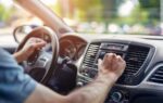 Un technicien intervient sur le circuit de climatisation d'une voiture d'occasion utilisant du R134a.