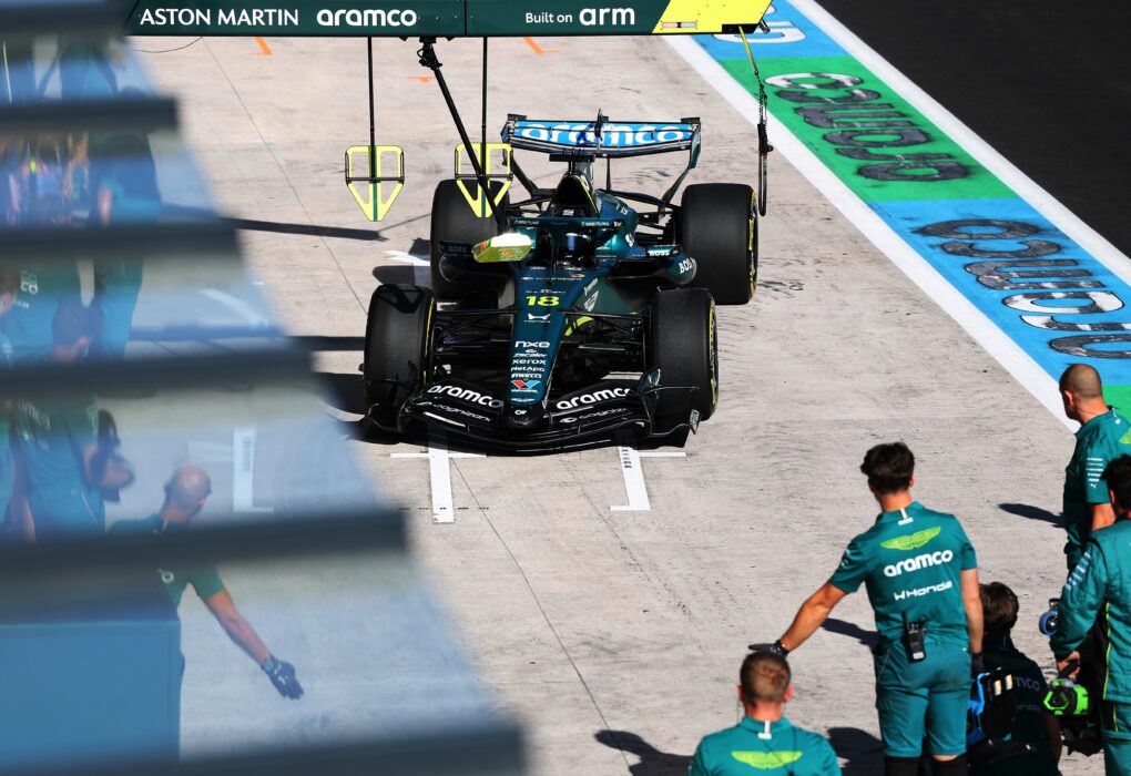 Lance Stroll au volant de son Aston Martin de Formule 1 sur le circuit de Madrid.