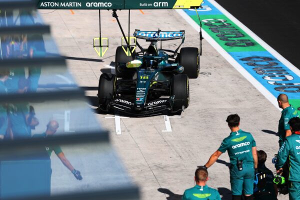 Lance Stroll au volant de son Aston Martin de Formule 1 sur le circuit de Madrid.