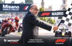 Carmelo Ezpeleta, dirigeant historique du MotoGP, présent dans un paddock de sport mécanique.