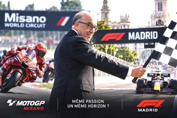 Carmelo Ezpeleta, dirigeant historique du MotoGP, présent dans un paddock de sport mécanique.