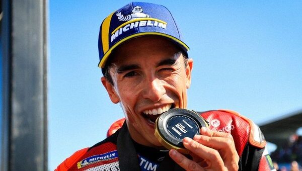 Marc Marquez devant Marco Bezzecchi pendant le Sprint MotoGP disputé sur le circuit de Misano.
