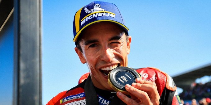Marc Marquez devant Marco Bezzecchi pendant le Sprint MotoGP disputé sur le circuit de Misano.