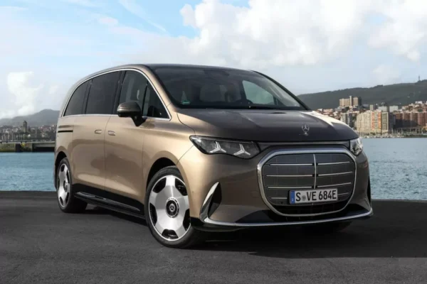 Le Mercedes VLE électrique présenté comme une grande limousine familiale et professionnelle.