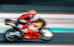 Une KTM RC16 de MotoGP en piste pendant la saison 2026.