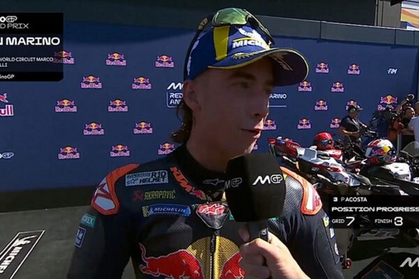 Pedro Acosta au guidon de la KTM RC16 pendant le Grand Prix MotoGP de Saint-Marin à Misano.