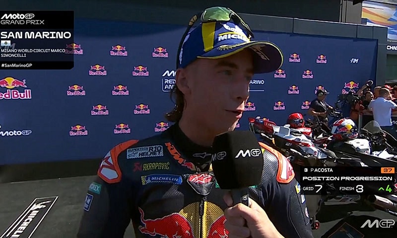 Pedro Acosta au guidon de la KTM RC16 pendant le Grand Prix MotoGP de Saint-Marin à Misano.