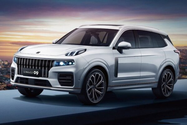 Des véhicules Volvo Cars et Lynk & Co illustrant leur accord de distribution en Europe.