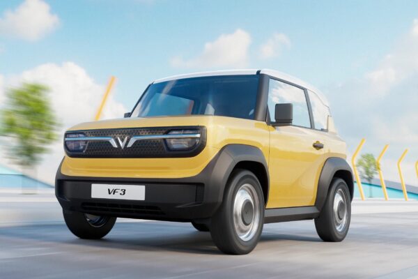 Des voitures neuves exposées sur le marché automobile vietnamien.