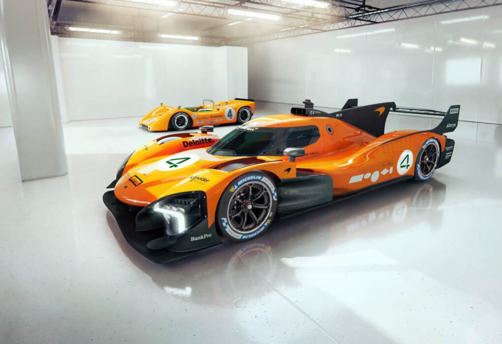 Le prototype McLaren MCL-HY en livrée orange sur un circuit.