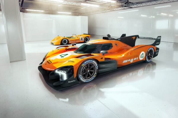 Le prototype McLaren MCL-HY en livrée orange sur un circuit.