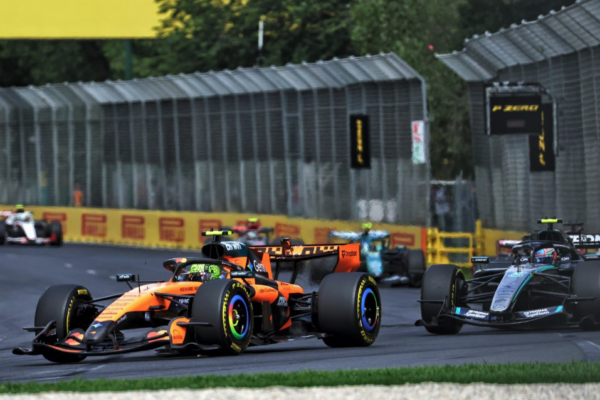 La McLaren MCL40 en piste avec son groupe propulseur Mercedes.