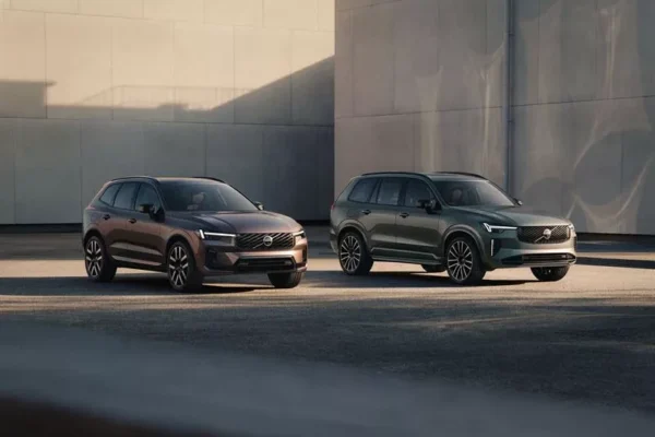 Les Volvo XC60 et XC90 Long Range hybrides rechargeables présentés ensemble.