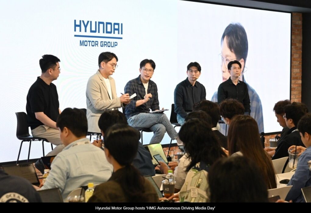 Un véhicule d’essai Hyundai équipé d’Atria AI évolue dans une circulation urbaine complexe.