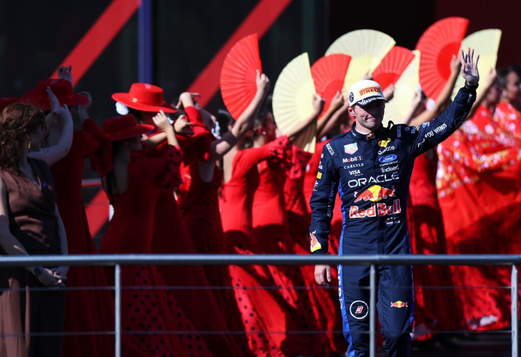 Max Verstappen dans le paddock de Formule 1 avec sa tenue Red Bull Racing.