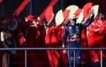 Max Verstappen dans le paddock de Formule 1 avec sa tenue Red Bull Racing.