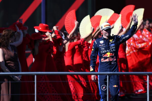 Max Verstappen dans le paddock de Formule 1 avec sa tenue Red Bull Racing.