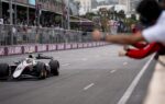 Une monoplace de Formule 2 en piste sur le circuit urbain de Bakou.