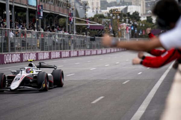 Une monoplace de Formule 2 en piste sur le circuit urbain de Bakou.