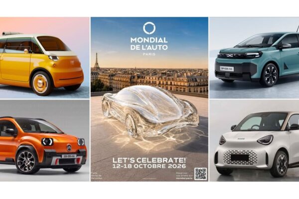 Une allée du Mondial de l'Auto à Paris, entourée de stands de constructeurs et de nouveaux modèles.