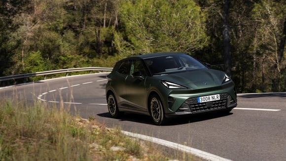Cupra Raval VZ de 226 ch sur une route sinueuse.