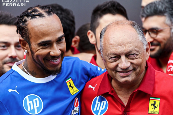 Lewis Hamilton dans l’environnement de l’écurie Ferrari à Maranello.