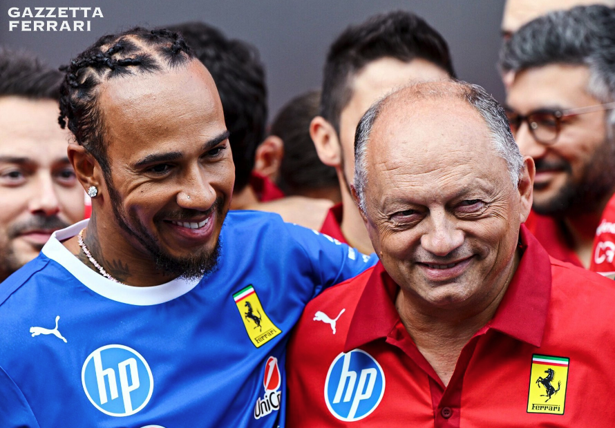 Lewis Hamilton dans l’environnement de l’écurie Ferrari à Maranello.