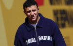 Isack Hadjar en tenue Red Bull dans le paddock de Formule 1 avant son retour espéré à Bakou.