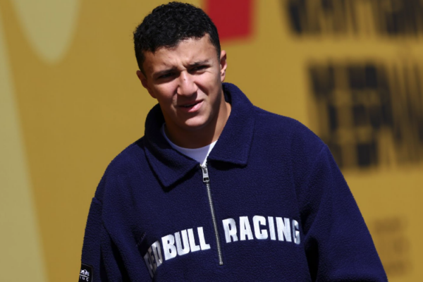 Isack Hadjar en tenue Red Bull dans le paddock de Formule 1 avant son retour espéré à Bakou.