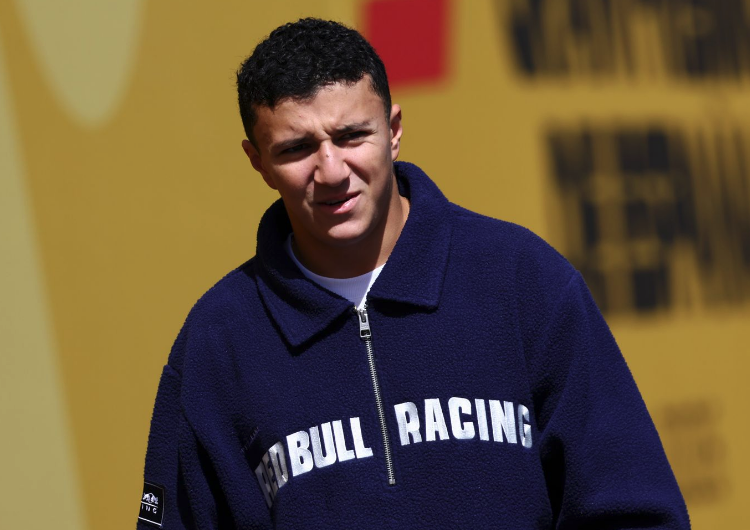 Isack Hadjar en tenue Red Bull dans le paddock de Formule 1 avant son retour espéré à Bakou.
