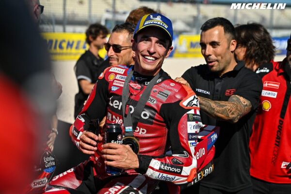Marc Marquez au guidon de sa Ducati MotoGP pendant une séance sur circuit.