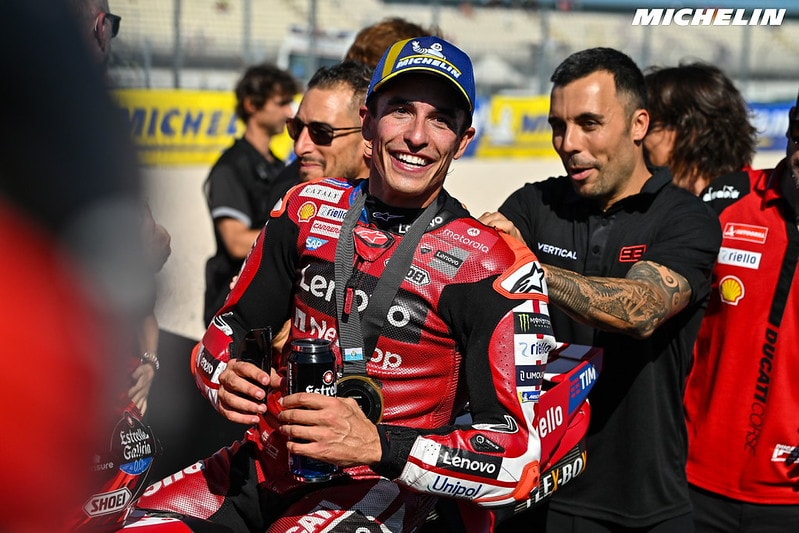 Marc Marquez au guidon de sa Ducati MotoGP pendant une séance sur circuit.