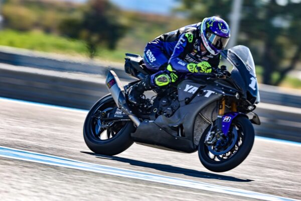 Les motos du YART Yamaha, de BMW et de Yoshimura SERT Motul en piste au circuit Paul Ricard.