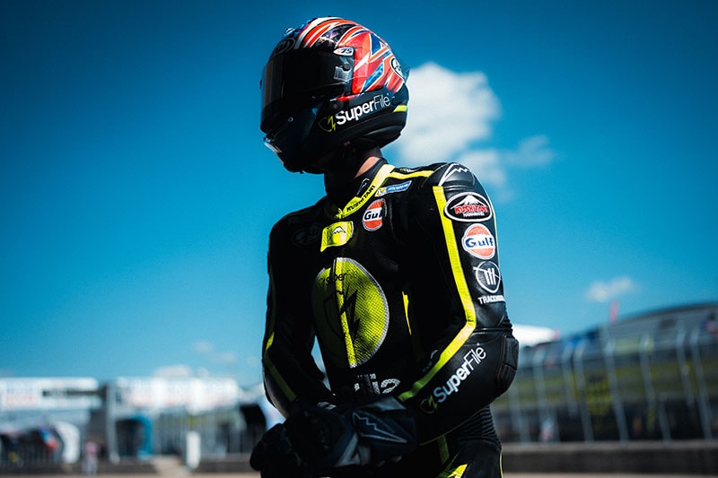 Ai Ogura au guidon de sa Trackhouse Aprilia lors d’un Grand Prix MotoGP.