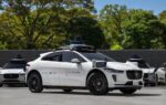 Un véhicule autonome Waymo circulant dans une rue de Tokyo.