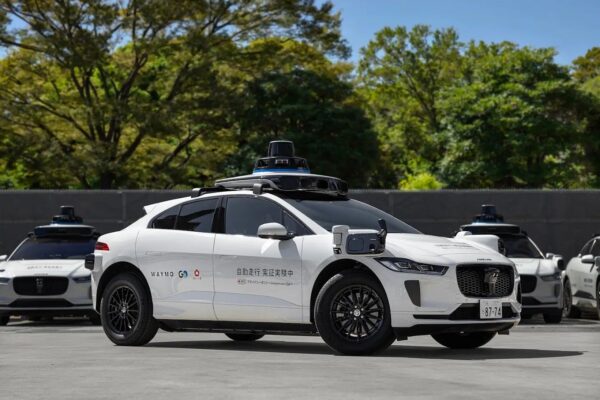 Un véhicule autonome Waymo circulant dans une rue de Tokyo.