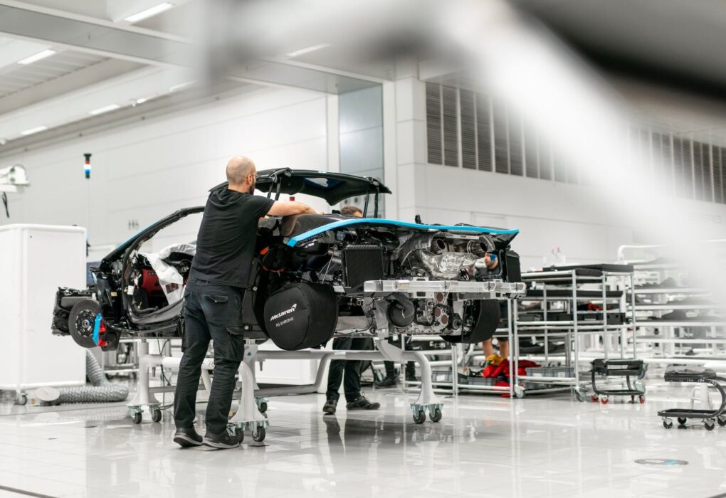 Une McLaren devant un bâtiment industriel du constructeur au Royaume-Uni.