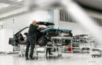Une McLaren devant un bâtiment industriel du constructeur au Royaume-Uni.