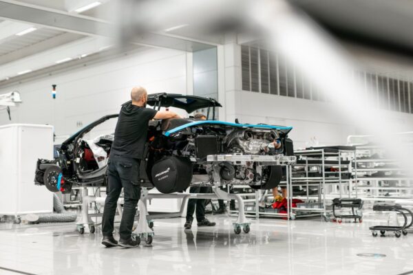 Une McLaren devant un bâtiment industriel du constructeur au Royaume-Uni.
