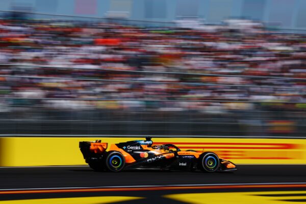 Oscar Piastri au volant de la McLaren MCL40 lors d’un Grand Prix de Formule 1.