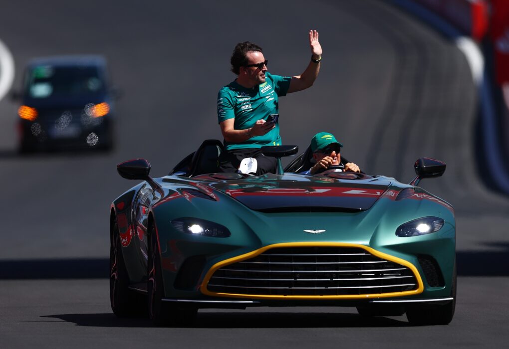 Une monoplace Aston Martin équipée d’une motorisation Honda roule sur un circuit de Formule 1.