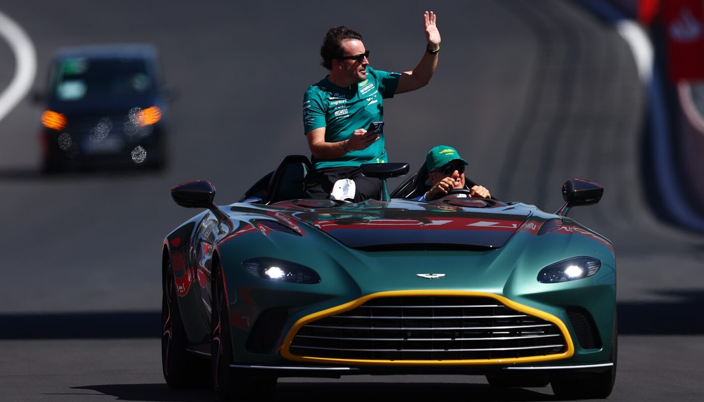 Une monoplace Aston Martin équipée d’une motorisation Honda roule sur un circuit de Formule 1.