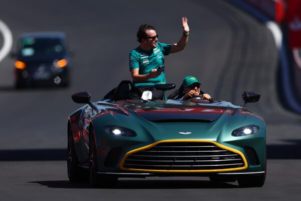Une monoplace Aston Martin équipée d’une motorisation Honda roule sur un circuit de Formule 1.