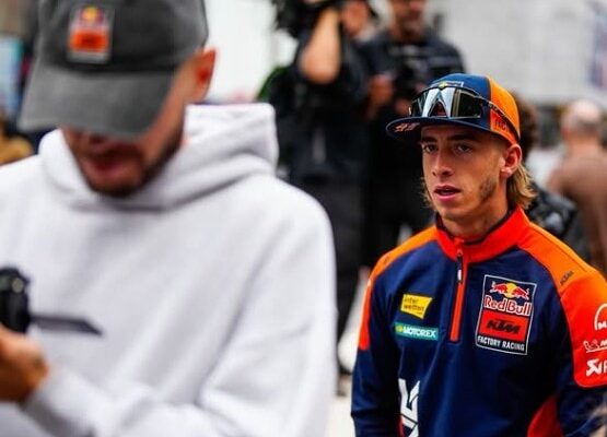 Pedro Acosta photographié en tenue de pilote avant son arrivée dans l’équipe Ducati en MotoGP 2027.