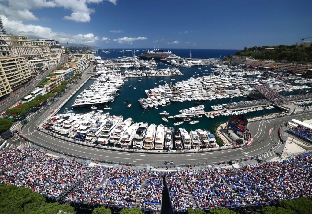 Les monoplaces de Formule 1 en piste à Monaco, qui accueillera un Sprint en 2027.