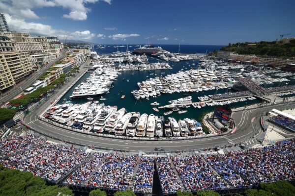 Les monoplaces de Formule 1 en piste à Monaco, qui accueillera un Sprint en 2027.