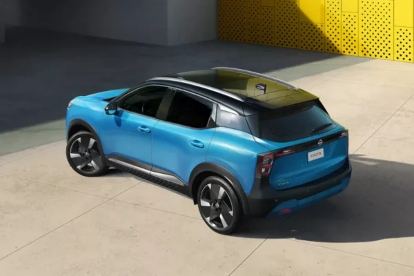Le Nissan Kicks e-POWER destiné au marché européen devant l’usine britannique de Sunderland.