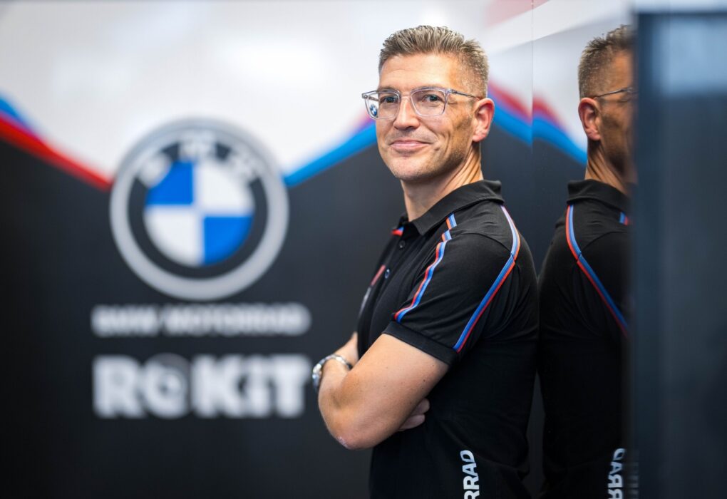 Miguel Oliveira et Danilo Petrucci dans le garage BMW Motorrad en WorldSBK à Magny-Cours.